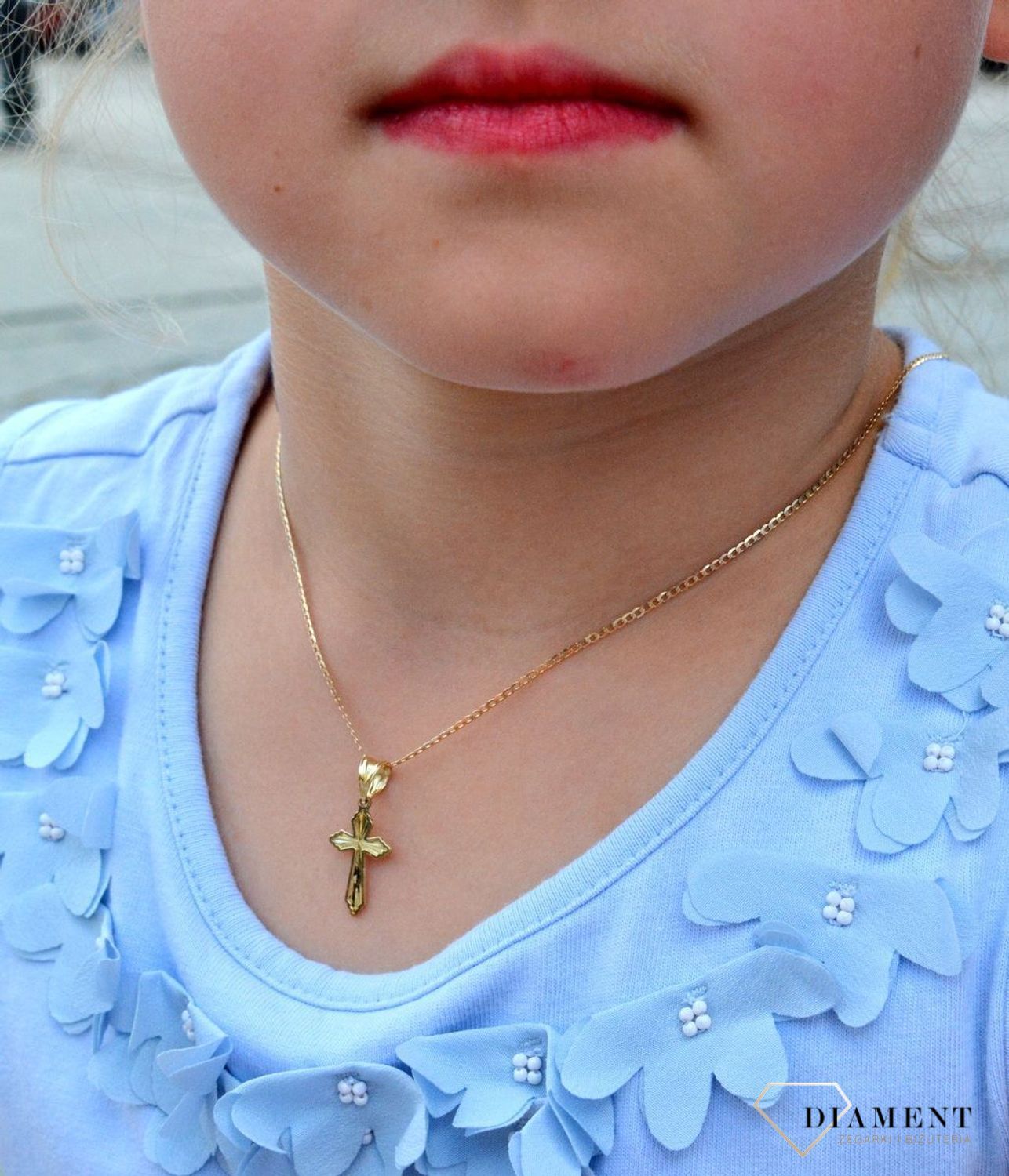 Złota zawieszka 585 krzyżyk grawerowany ZA 7028. Złoty krzyżyk. Złota zawieszka. Złota zawieszka krzyżyk. Zawieszka krzyżyk grawerowany. Zawieszka złoty.jpg